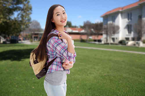 我校召开2010学年全体教职工大会